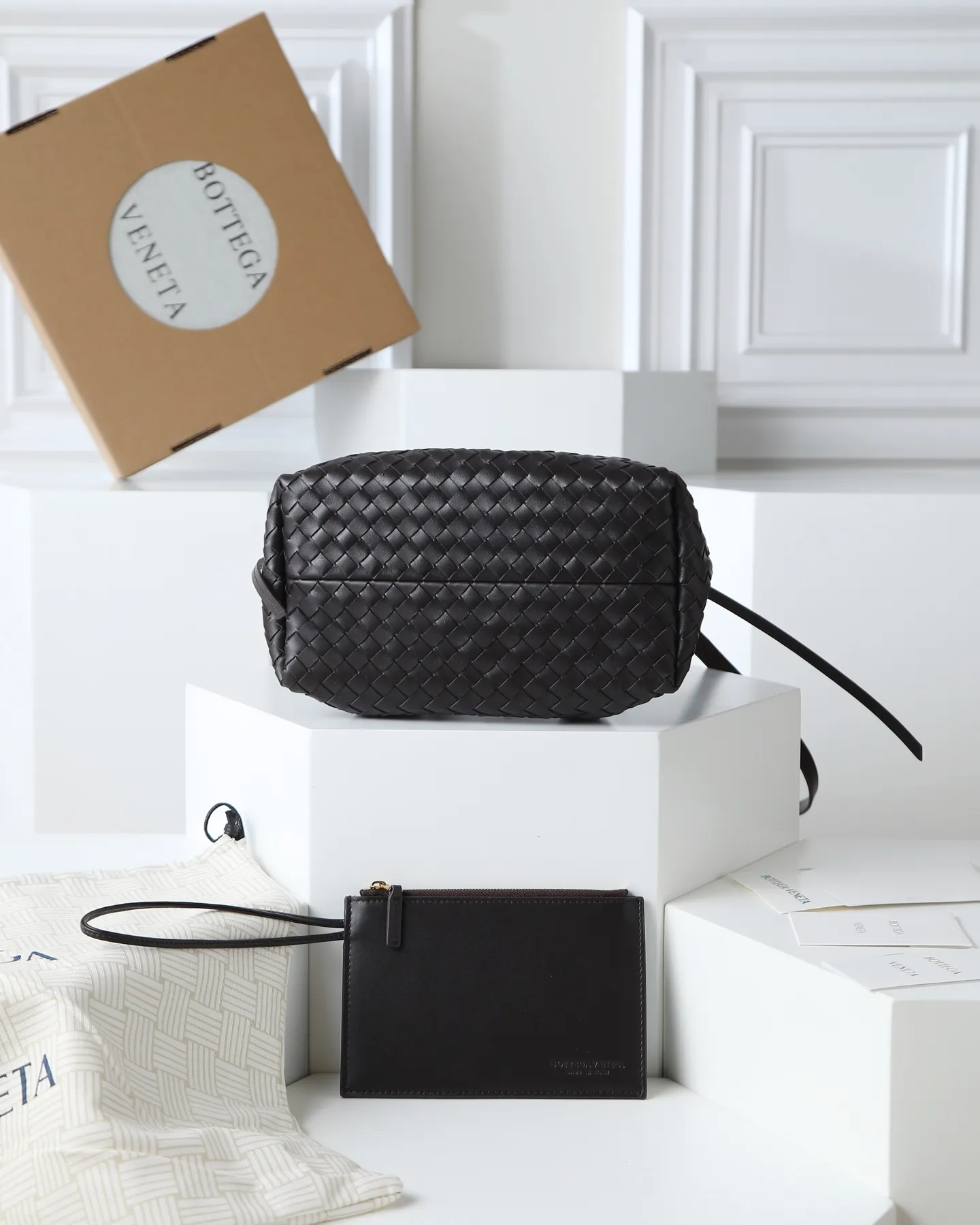 1000. BOTTEGA VENETA's 2025 new product pinacoteca has super soft leather, and the weaving function, practicality and relaxed fashion sense have not been lost ❤️‍🔥Amway is a must-have bag for sisters when going out. The size also accurately meets the commuting needs of urban beauties, and it can fit everything! ! ! 🔥The capacity should not be underestimated~ It doesn’t pick the person, the occasion, or the occasion. With its majestic curved outline, exquisite woven texture, delicate edges and rounded handles, this woven vegetable basket bag truly achieves the goal of “dressing up and being fashionable without getting in the way”~ Are you interested in Jimei? Style number: 819004 Size: 24*15*12cm